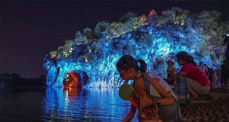 中秋观灯游戏之夜（与祁进一同领略天街璀璨灯光秀）