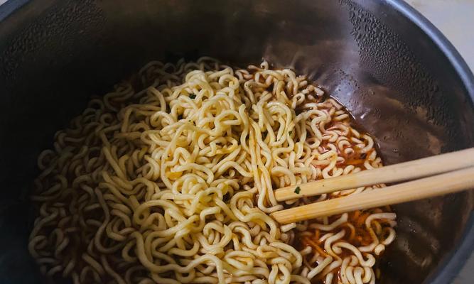 《偷吃泡面大作战》攻略指南（揭秘游戏中的隐藏任务和收集物品，为您提供胜利的关键）